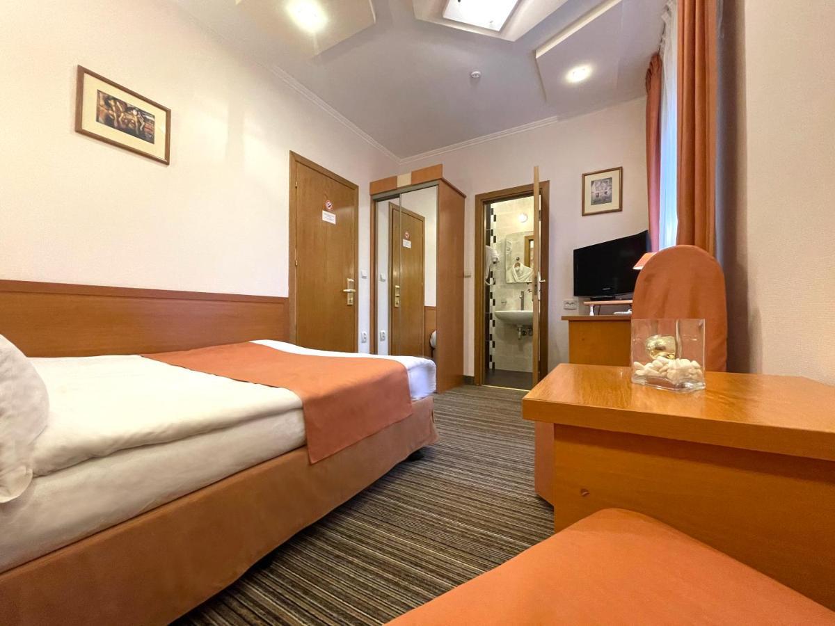 Economy Room In Hotel Eney Lviv Buitenkant foto