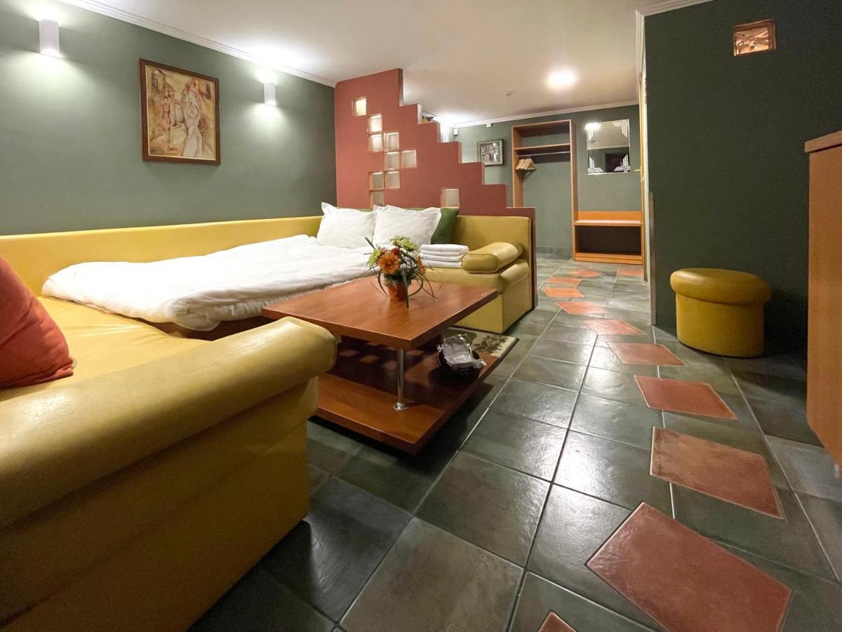 Economy Room In Hotel Eney Lviv Buitenkant foto
